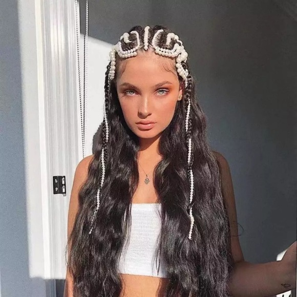 Hair decoration with pearls